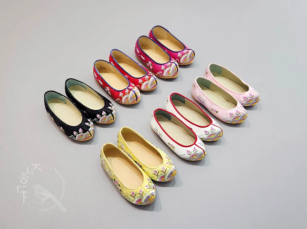 Embroidered Flower Baby Girl Hanbok Shoes in Light Pink