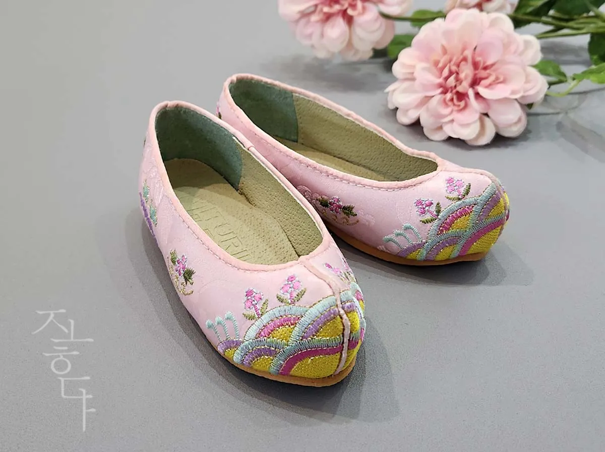 Embroidered Flower Baby Girl Hanbok Shoes in Light Pink